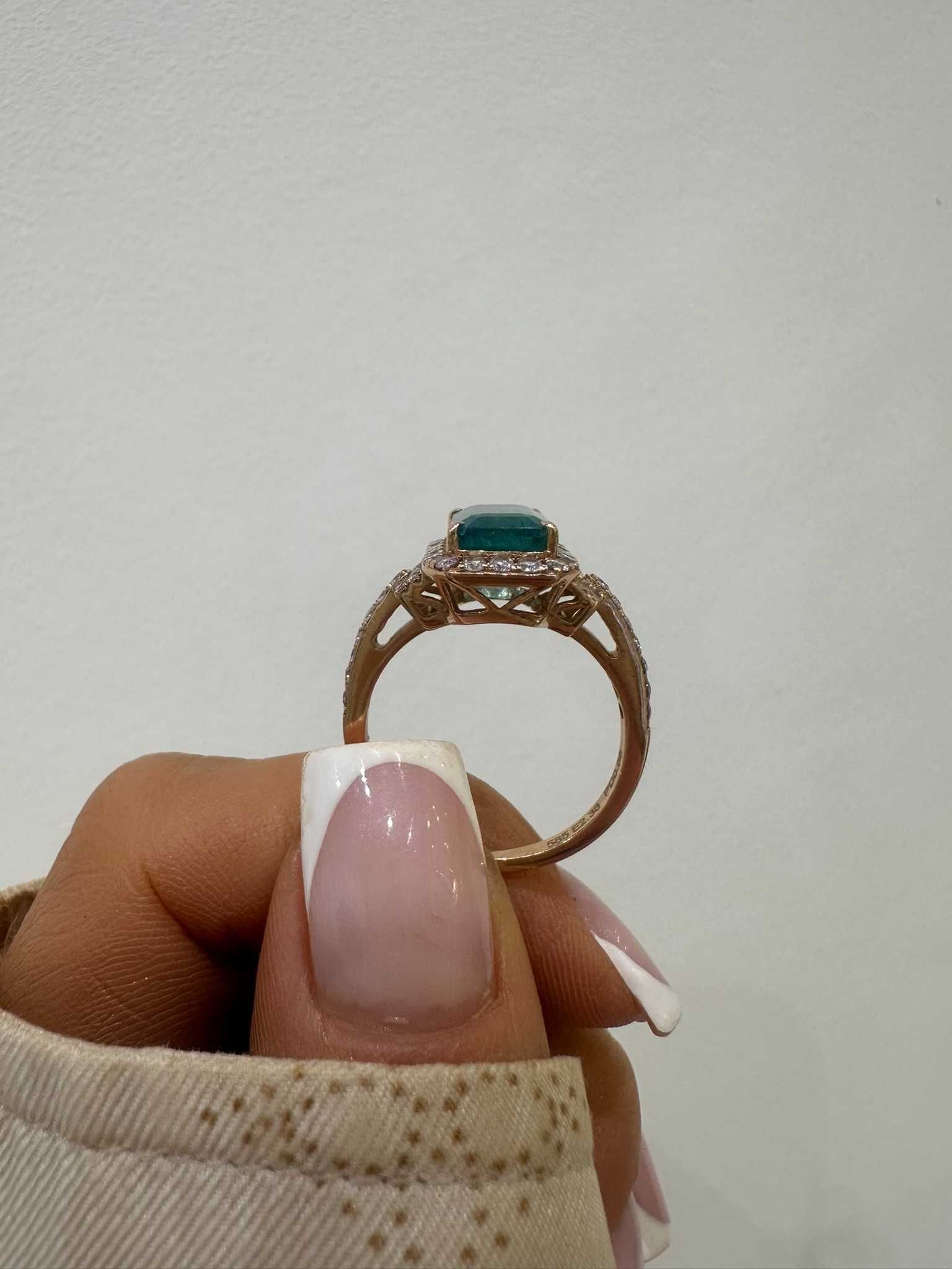 Pierścionek z szmaragdem 2.38 CT i diamentami naturalnymi 0.56 CT IGI