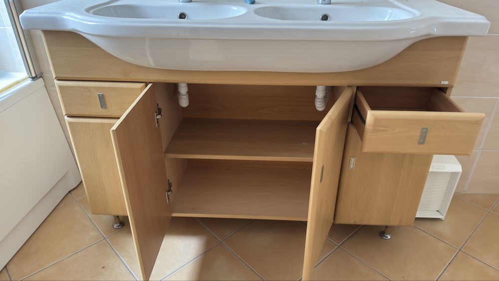 Movél WC com 1,30m com dois lavatórios.