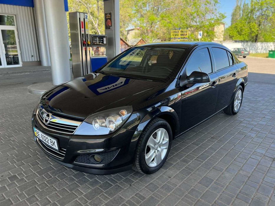 Opel Astra 2013 року 1,6 л. / бензин