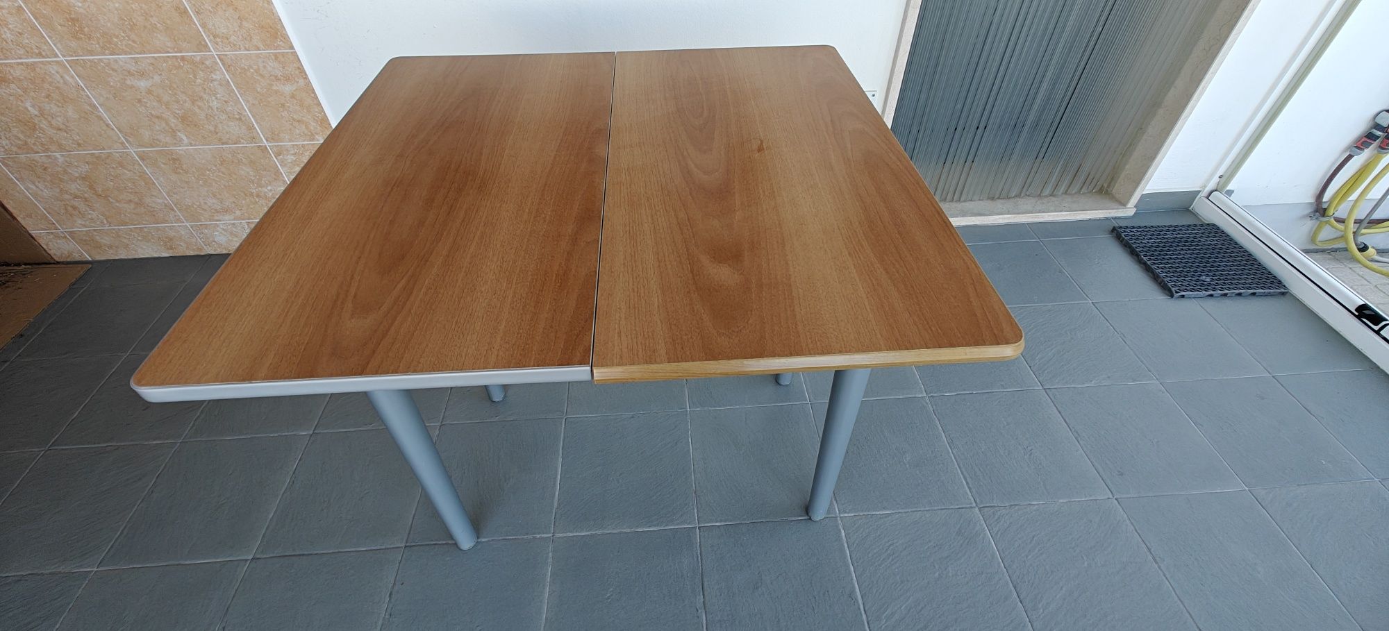 Mesa de cozinha e 4 bancos