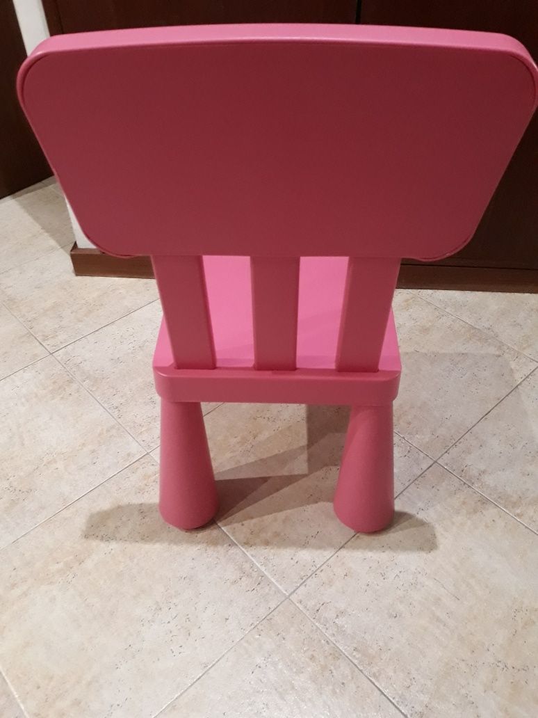 Cadeira rosa do IKEIA