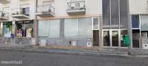 Zona em expansão habitacional . Loja em excelente localização., em Con
