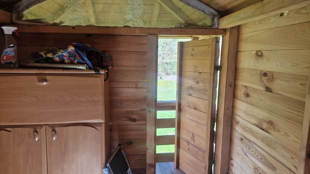 Domek dla dzieci ze zjeżdżalnią i piaskownicą