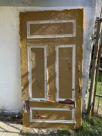 Stare drewniane drzwi do odnowienia kamieniczne