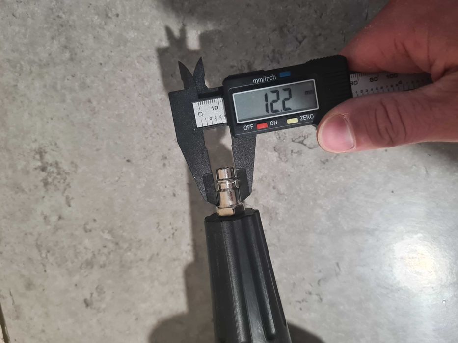 Uniwersalne pneumatyczne narzędzie do montażu osłon przegubów