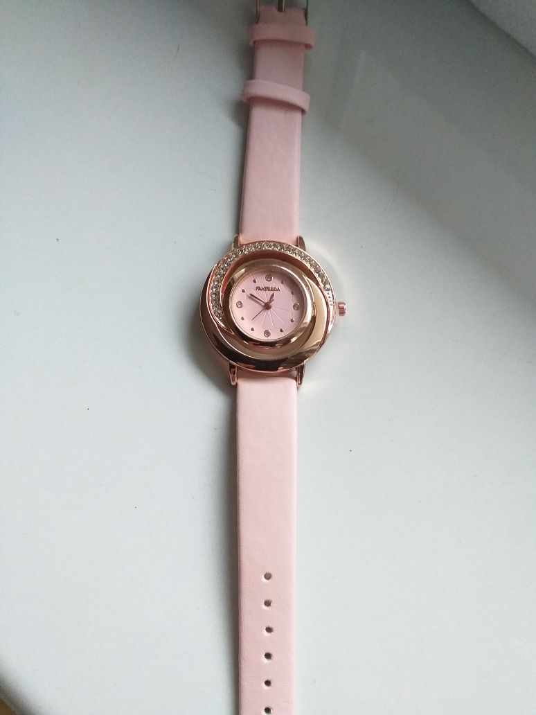 Piękny zegarek damski Quartz wysadzaney cyrkoniami .