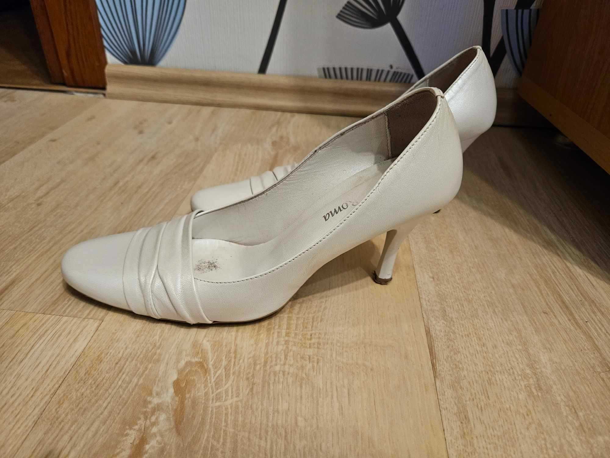 używane buty ślubne 36,5 białe-perłowe