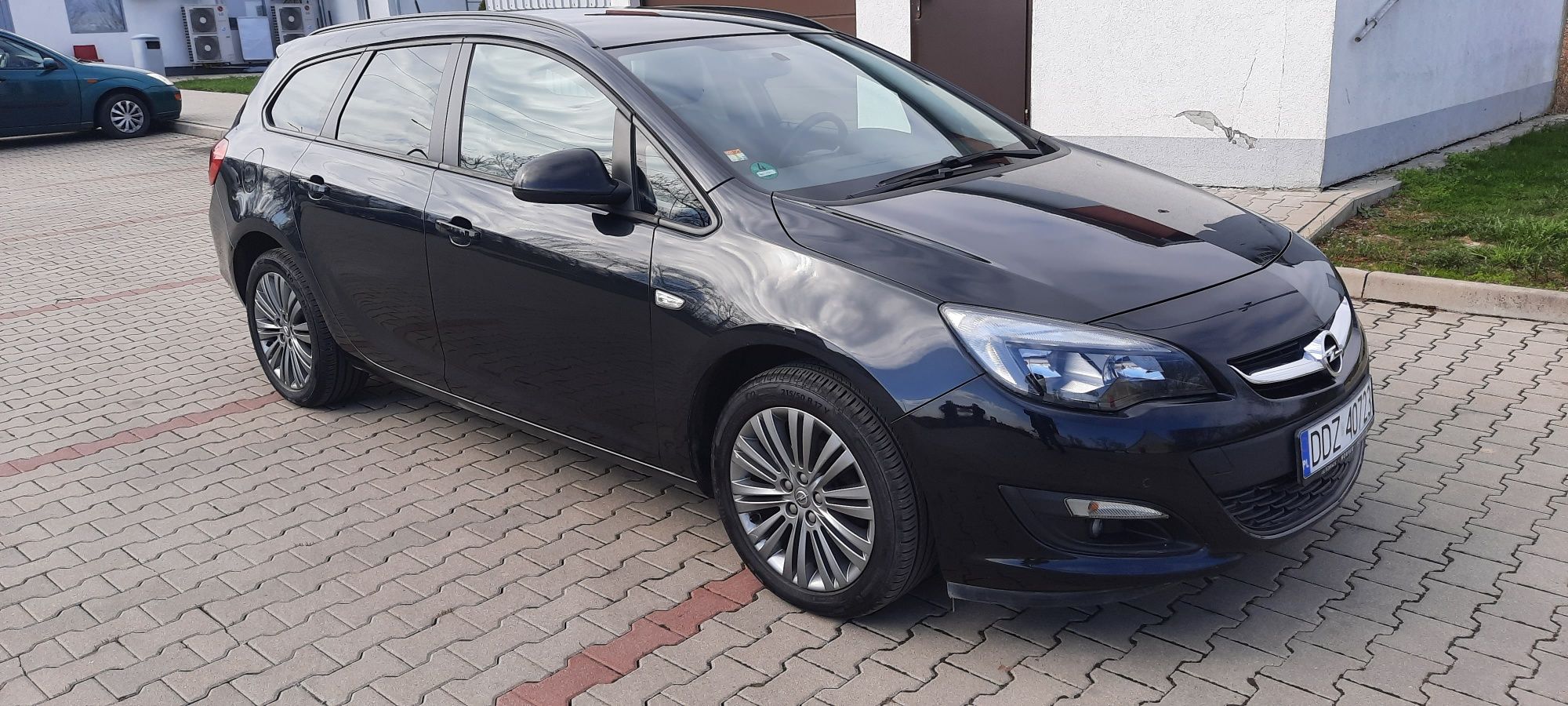 Opel Astra 1,4 benzyna turbo, kombi , zarejestrowana , bezwypadkowa
