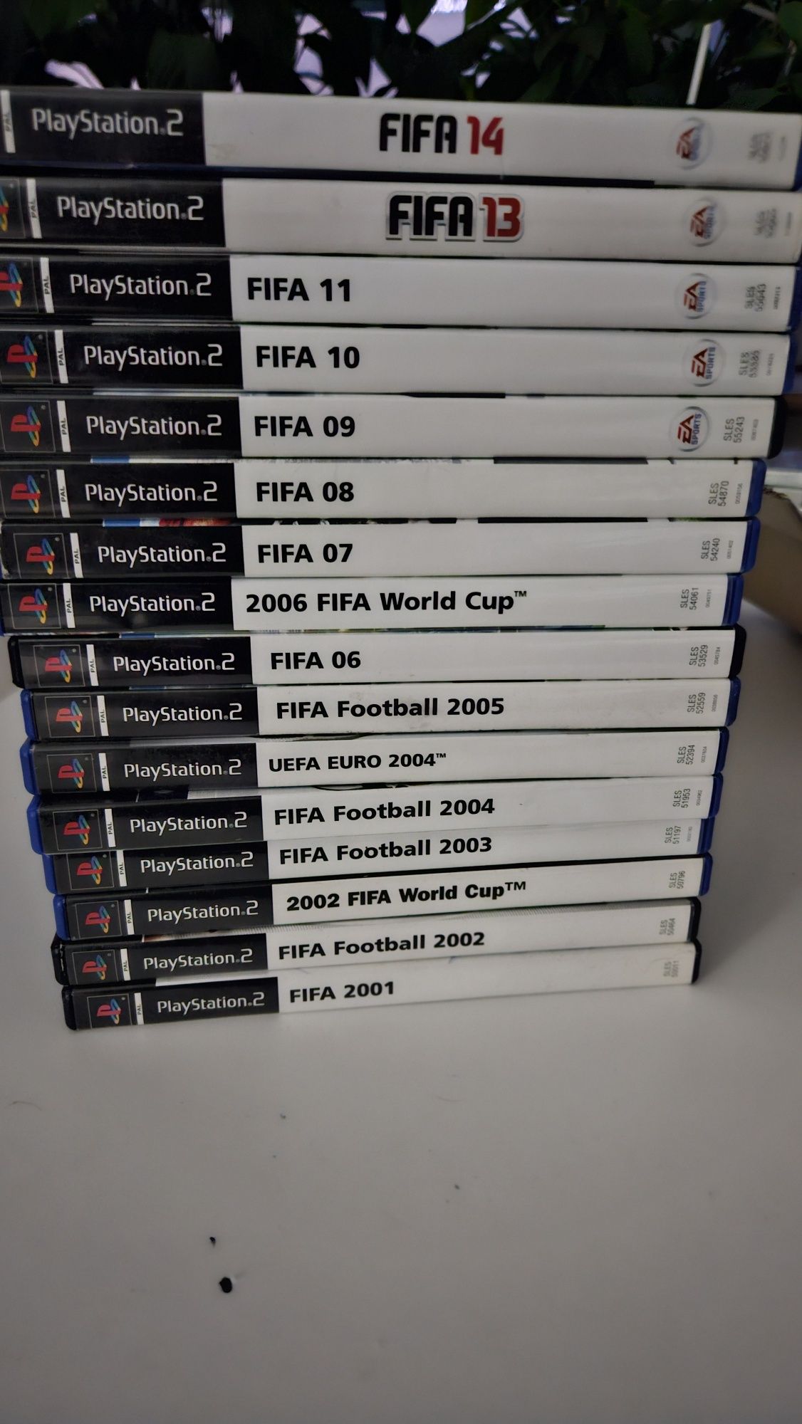 Zestaw gier z serii FIFA na PS2 - polskie wersje językowe.