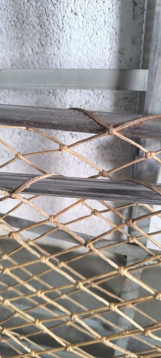 Cama de solteiro vintage estrutura metálica, com motivos cerâmicos