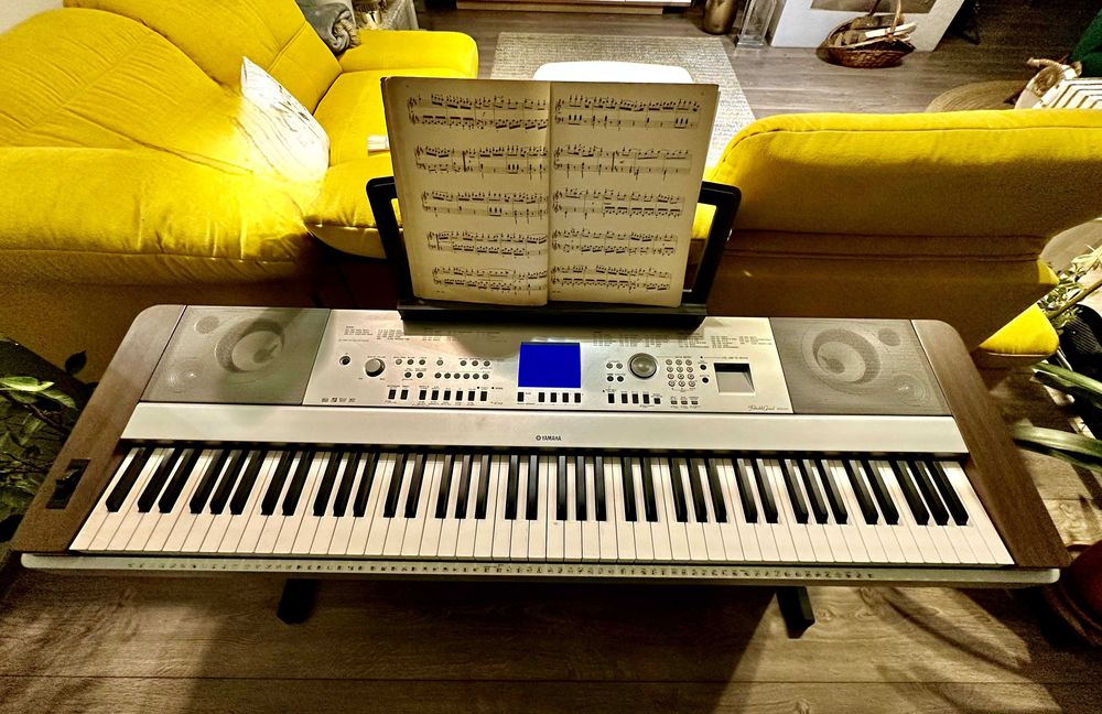 Yamaha DGX-640 portable piano with weighted keyboard