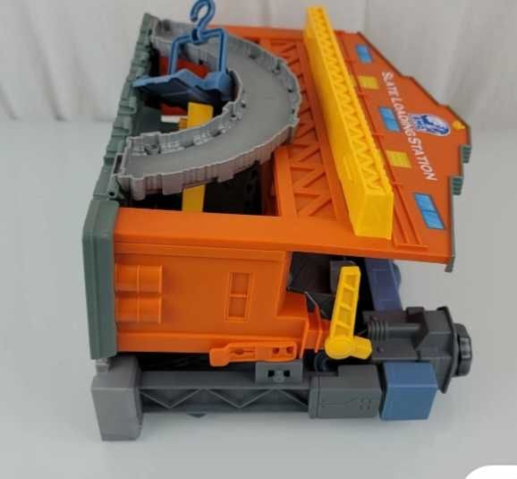 Comboio Thomas slate loading statuon