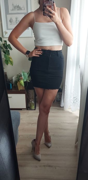 Klasyczna jeansowa czarna mini spódniczka z wysokim stanem Gina Tricot