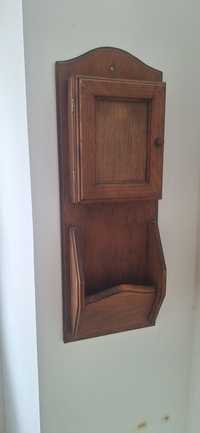 Chaveiro antigo em madeira maciça com íman na porta