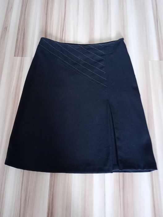 Spódnica krótka rozm 38 z fałdą na boku i ozdobnymi przeszyciami