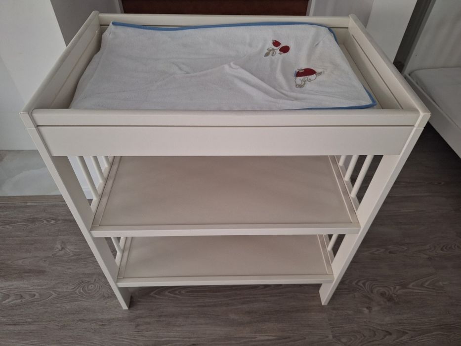 Conjunto cama, trocador e cadeira