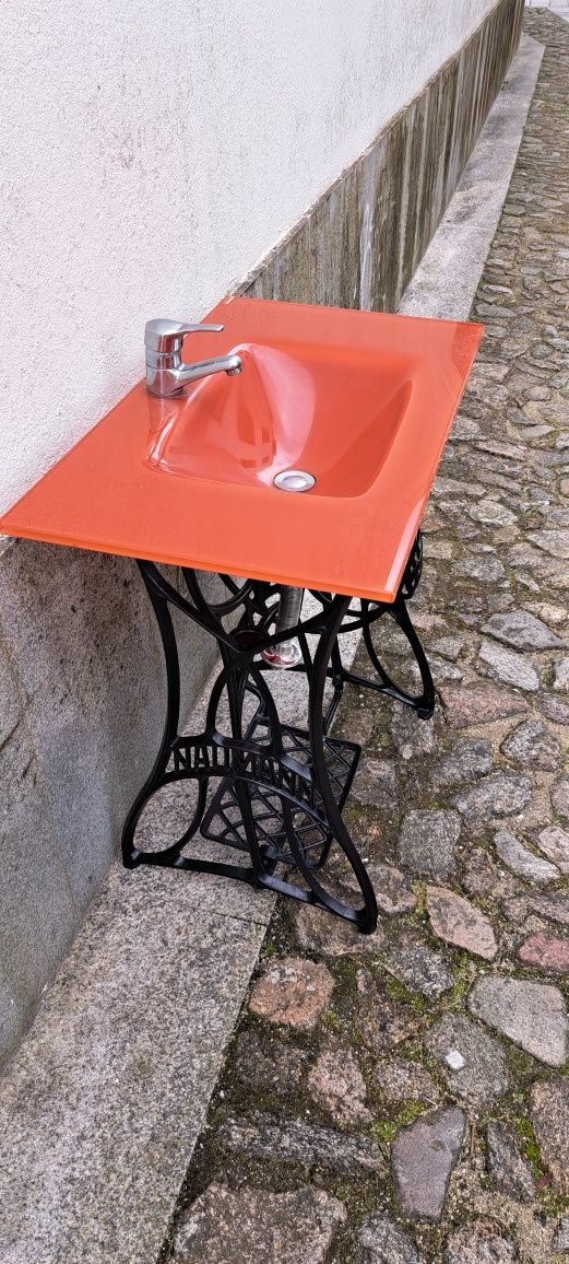 Vendo um lavatório usado com pé de maquina de costura
