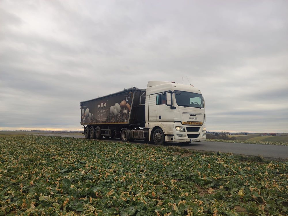 Transport slomy materiałów sypkich plodów rolnych