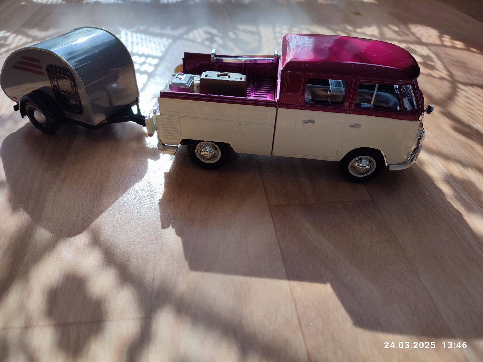 Volkswagen T1 z przyczepką 1:24 MOTORMAX