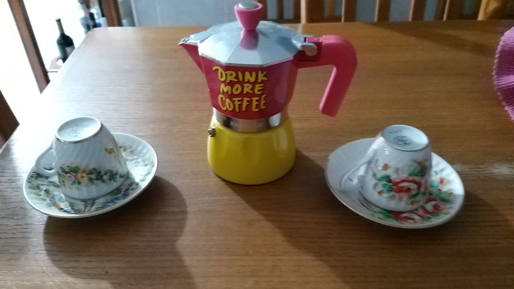 Vendo cafeteira conjunto de  2 chávenas e Pires pintados à mão vista a