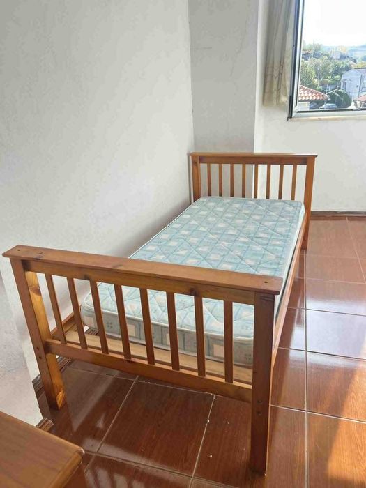 cama de solteiro de madeira inclui colchão como nova