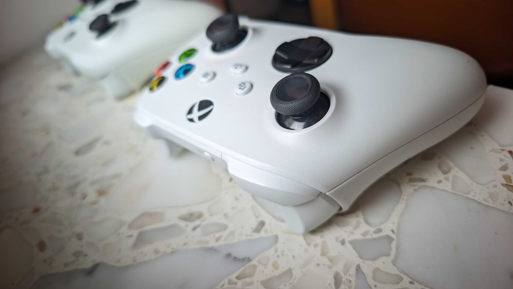Xbox Series S 512 GB + 2 pady + 2 aku + stacja dokująca Venom