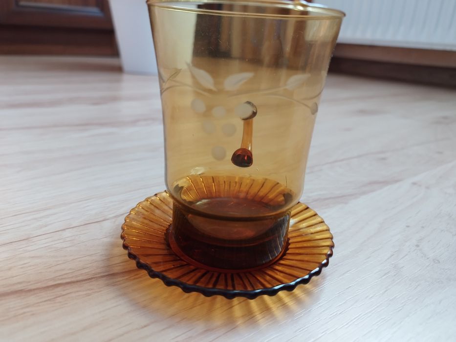 Zestaw szklanek z talerzykami