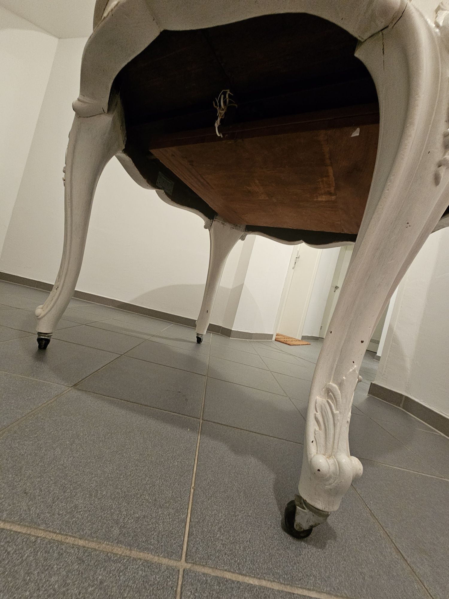 Stół biały okrągły francuski na kółkach