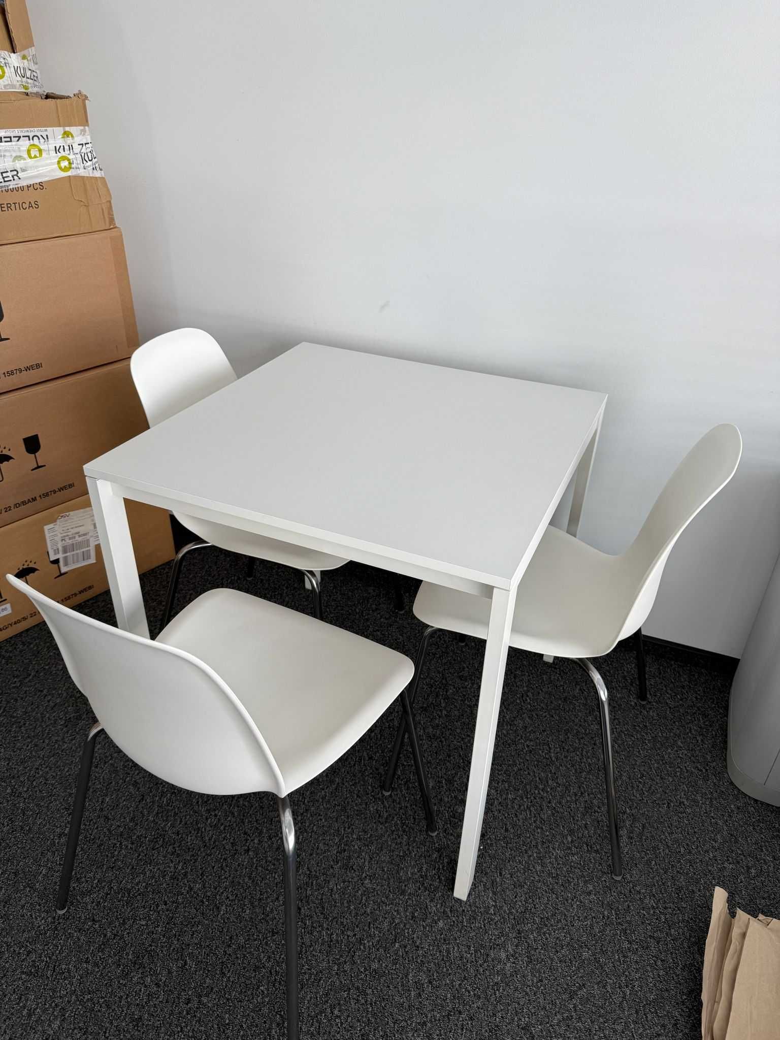 zestaw mebli IKEA: nowoczesny, biały stół + 3 wygodne krzesła