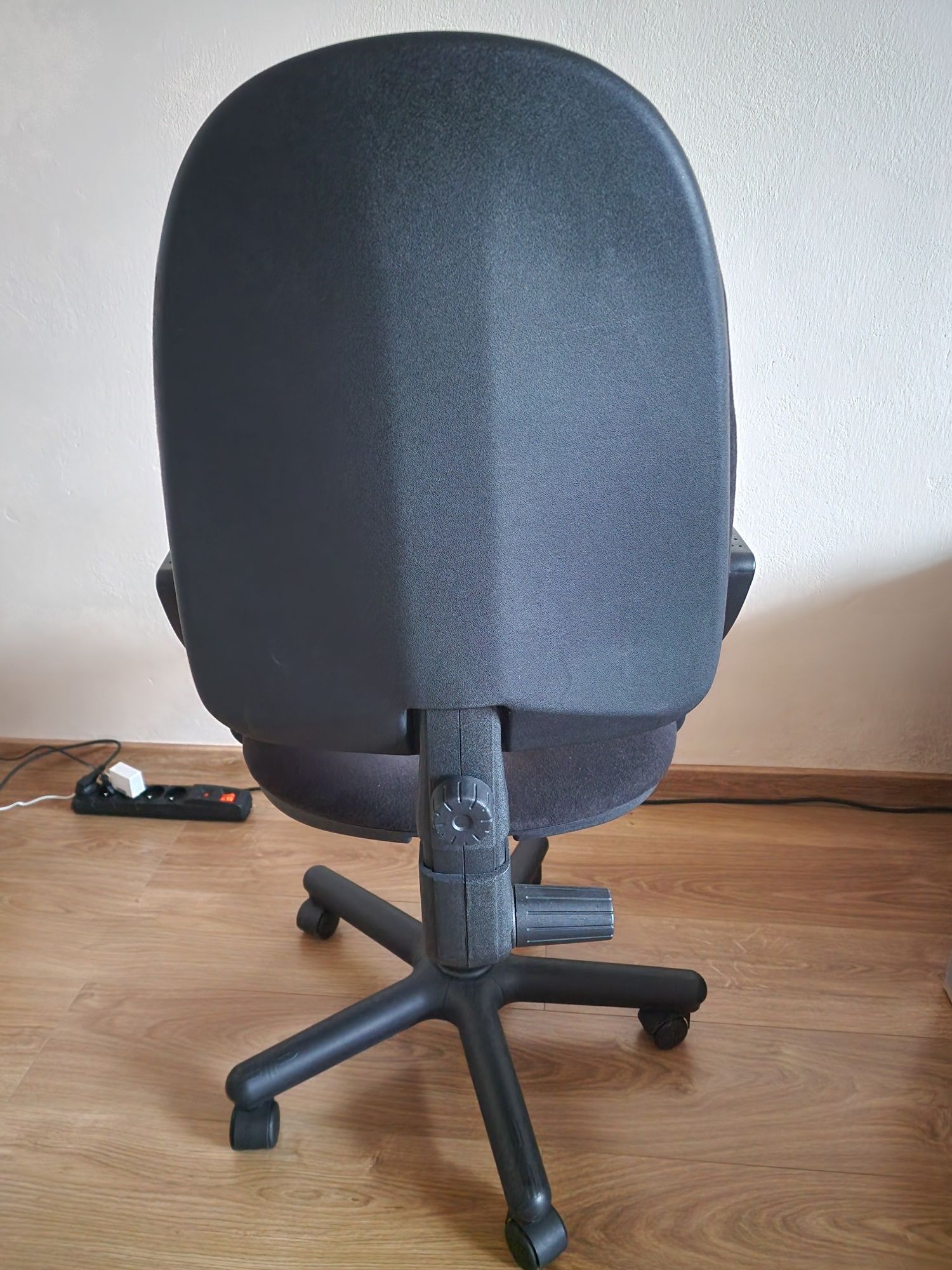 Fotel obrotowy i mata pod biurko - fotel