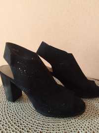 Czarne buty na obcasie z delikatnym brokatem firmy Jenny  Fairy