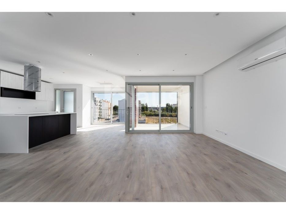 T3 com parqueamento e varanda