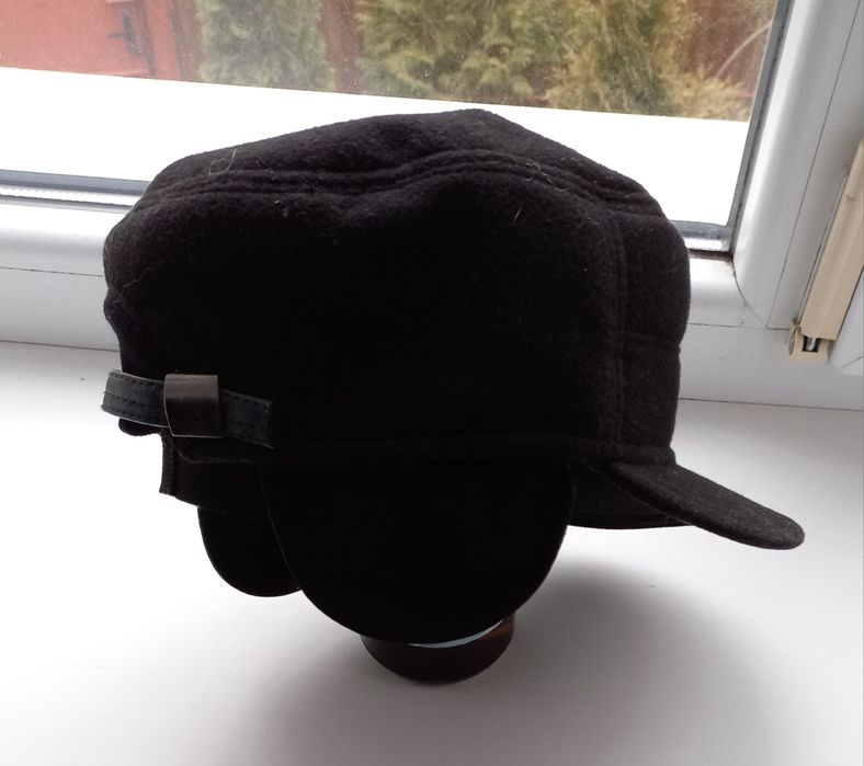 Кепка чоловіча, з жорстким козирьком, відкладається на вуха