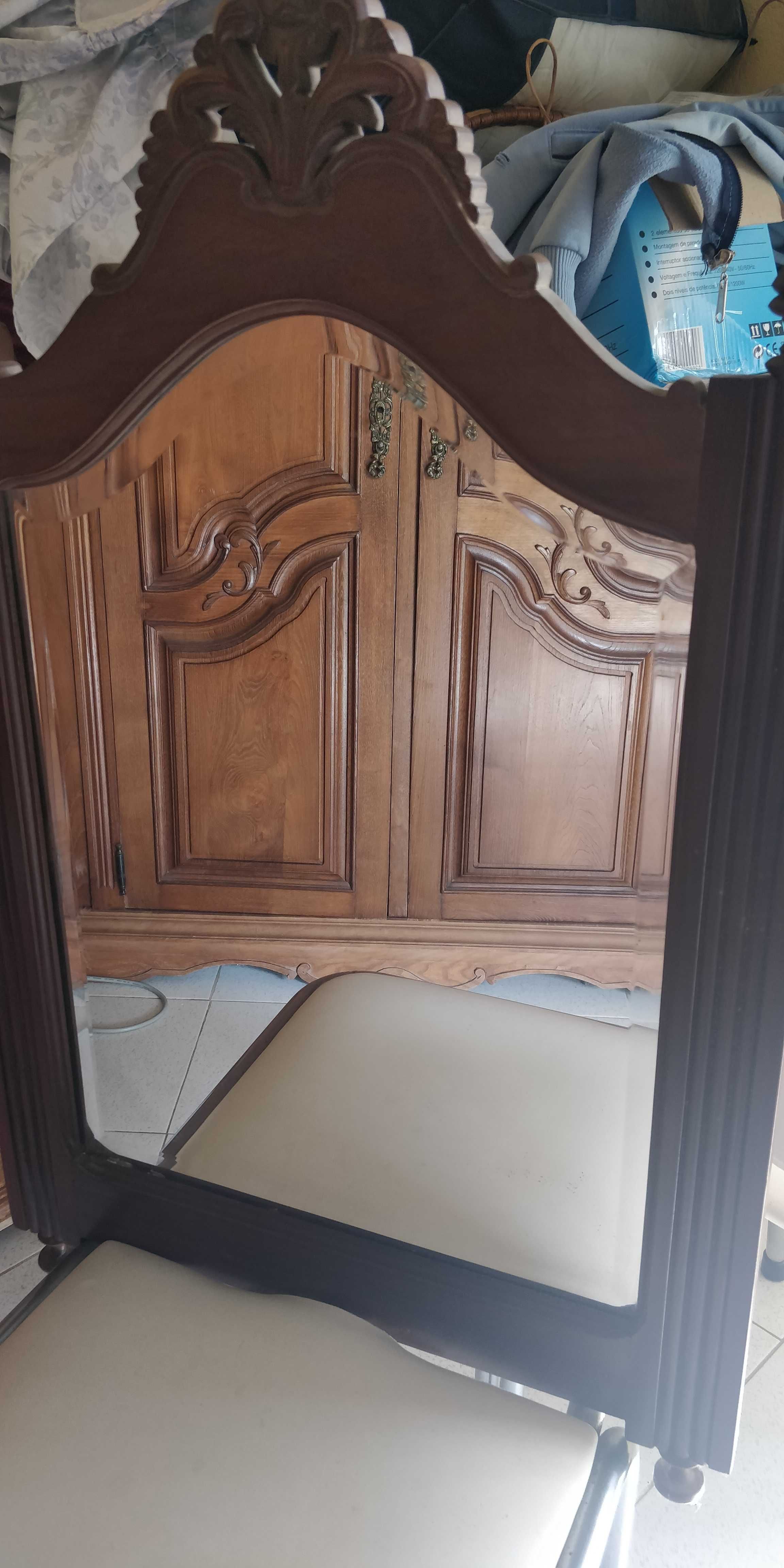 Espelho de quarto em madeira