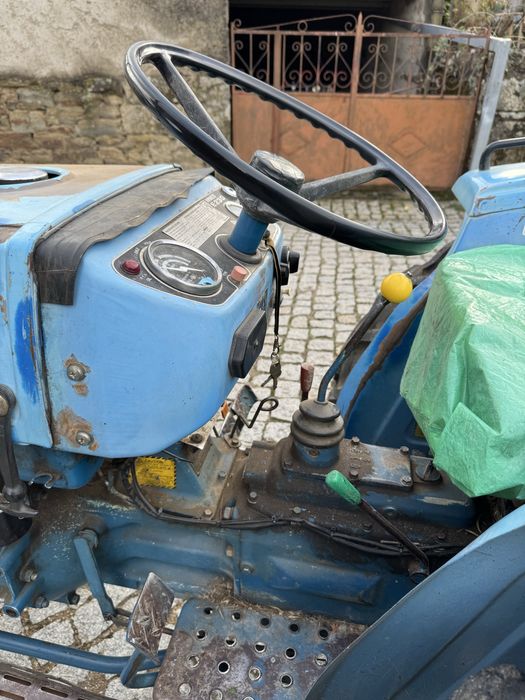 Trator Hinomoto E230 com Reboque, Caixa e Alfaias Agrícolas