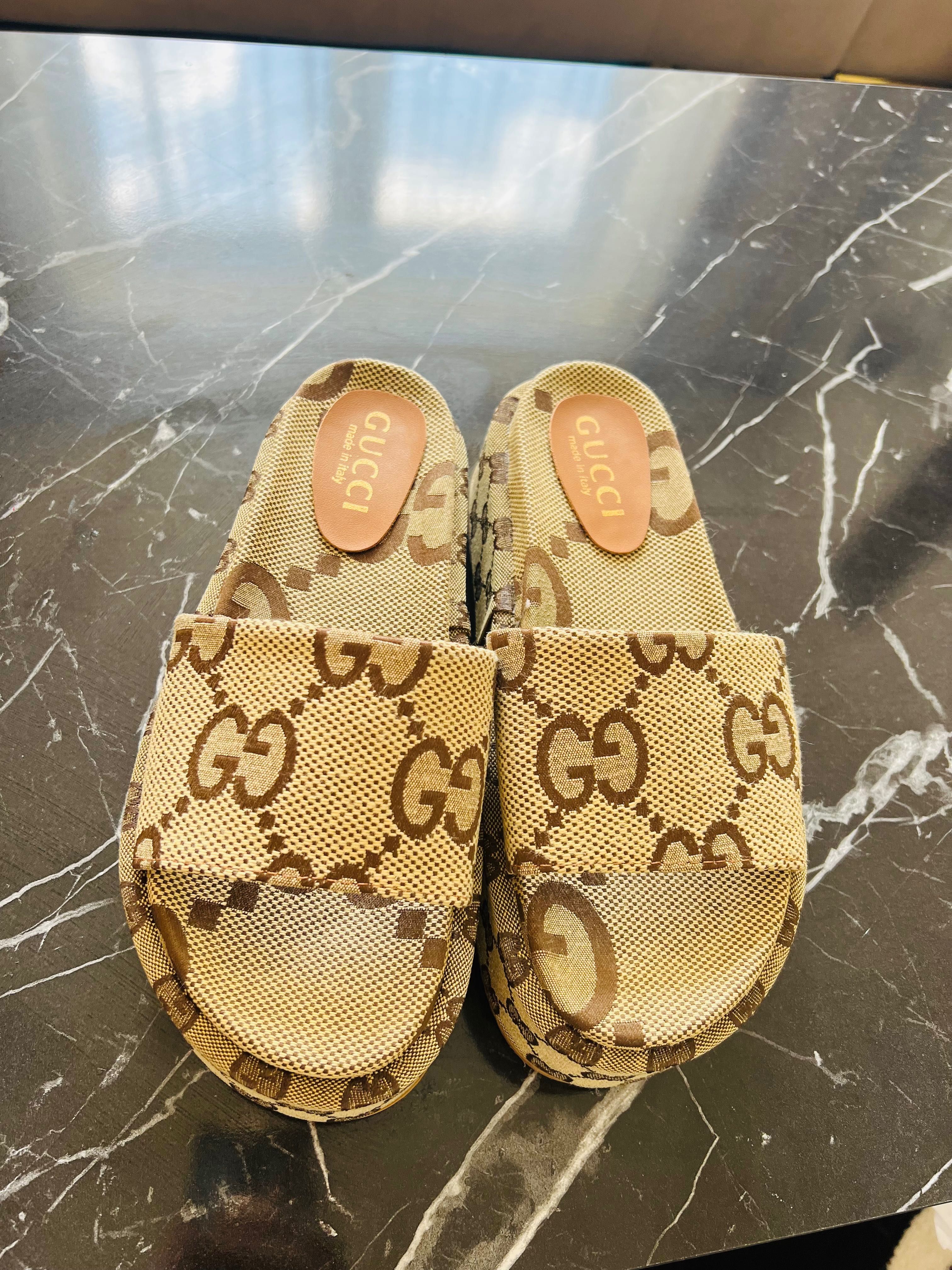 Buty na koturnie klapki gucci