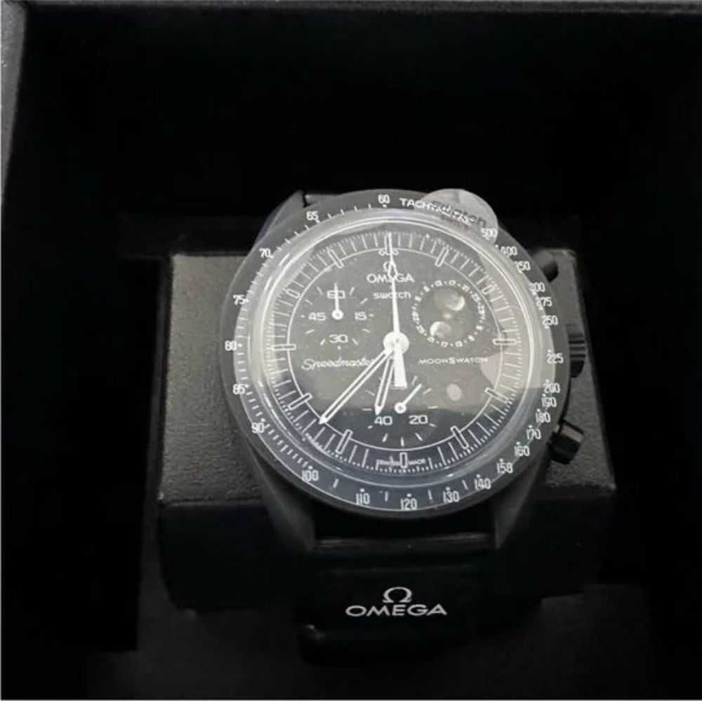 Omega x Swatch SO33B700 Snoopy – Elegancja i Nostalgia