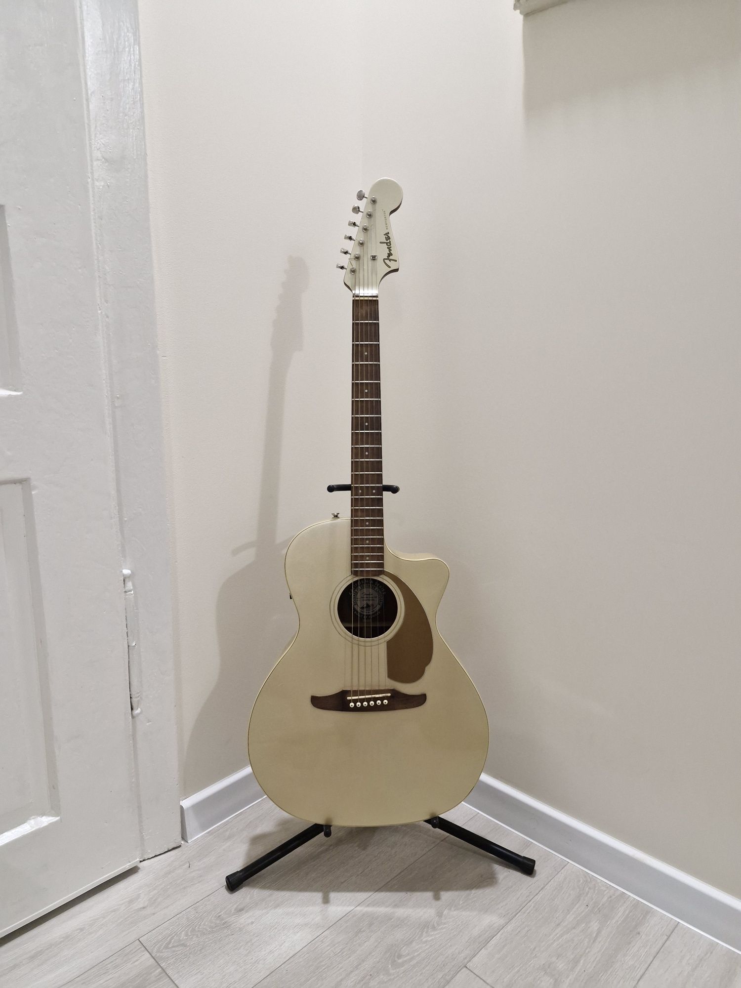 Електроакустична гітара fender newporter