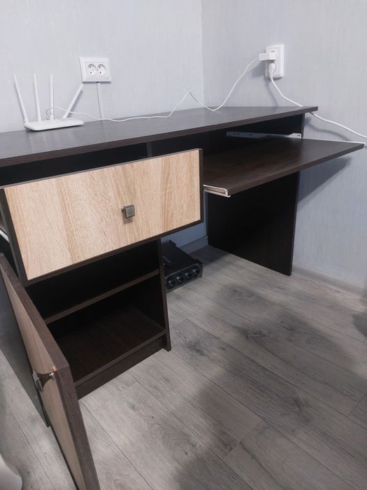 Комп'ютерний стіл