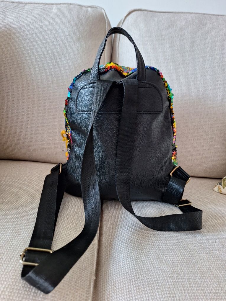Mochila com lantejoulas colorida. Usada como nova