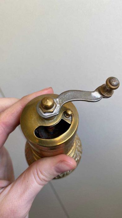 Восточная декоративная мельница для специй, перцемолка, бронзовая.