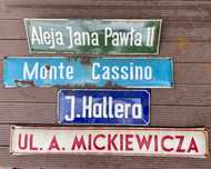 Stare tabliczki z nazwami ulic Jana Pawła , Hallera , Monte Cassino ….