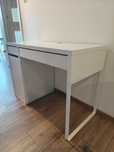 Białe biurko MICKE Ikea 105x50 cm