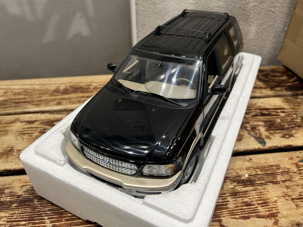 Ford Expedition Eddie Bauer UTmodels 1/18