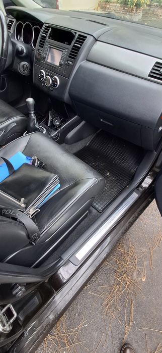 легковий автомобіль Нісан Тііда