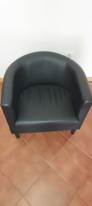Poltrona em pele preta do ikea usada em bom estado