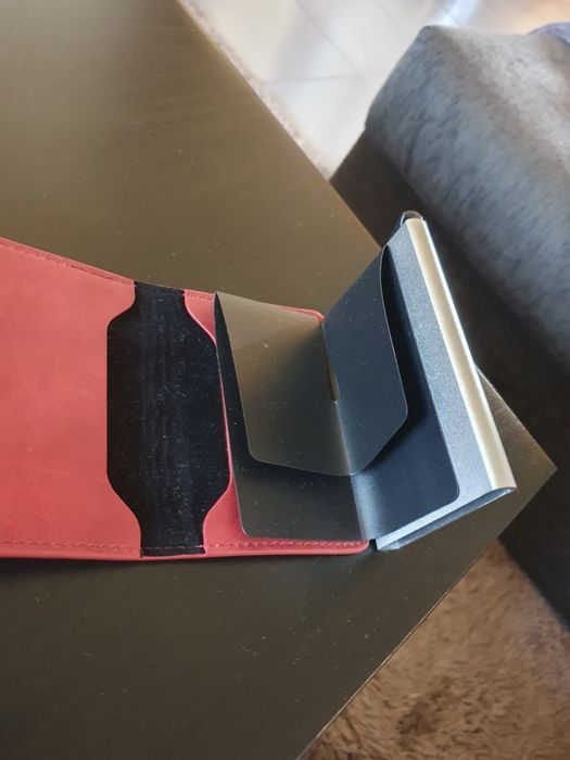 Carteiras em pele novas