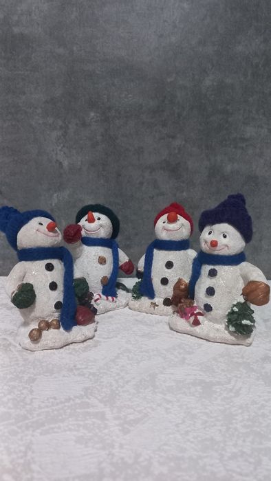 Новогодняя статуэтка снеговик в вязаной шапке с шарфиком Германия