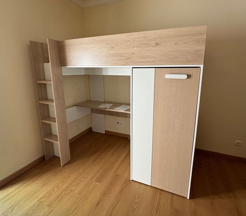 Cama alta com secretária e arrumação