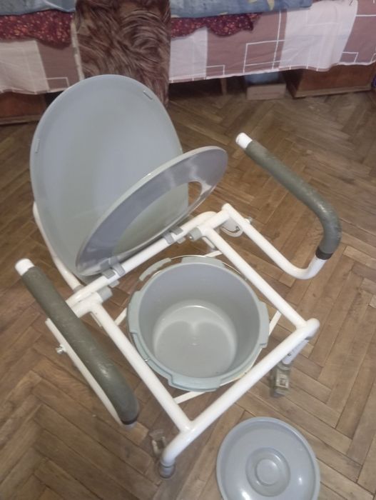 Кресло-туалет з откидним сидінням ,(Італія).